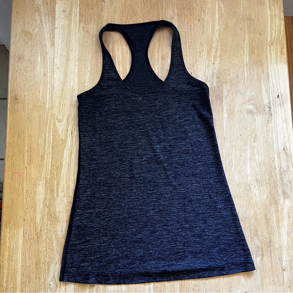 Lululemon racer back tank:size 6; Very good condition